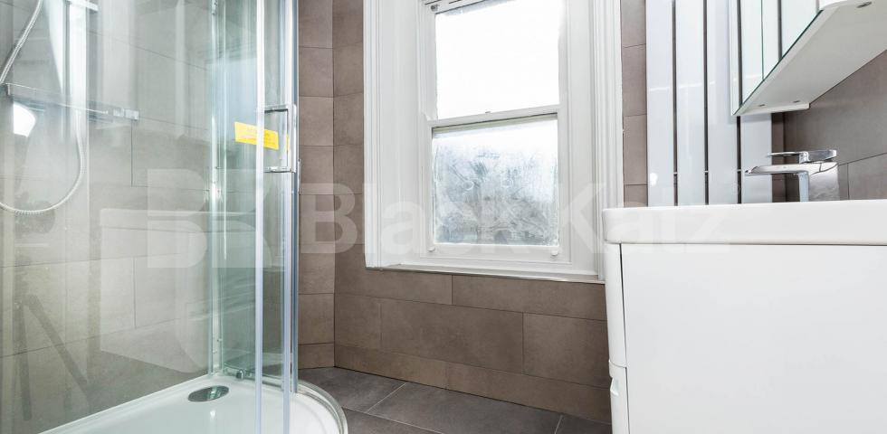 			SPLIT OVER 3 FLOORS, 2 Bedroom, 1 bath, 1 reception Maisonette			 Baron Street, ANGEL N1